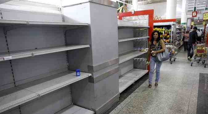 Prateleiras vazias so vista comum em supermercados. Pra comprar, precisa pegar fila em mercados estatais(foto: Jorge Silva/Reuters)