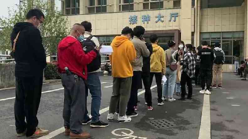 Centenas de pessoas fazem filas na cidade chinesa de Yiwu para receber vacinas em carter emergencial(foto: BBC)