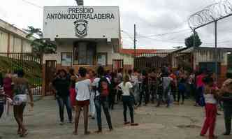Familiares de detentos fazem viglia e protestam na porta da Dutra Ladeira(foto: Beto Novaes/EM/DA Press)