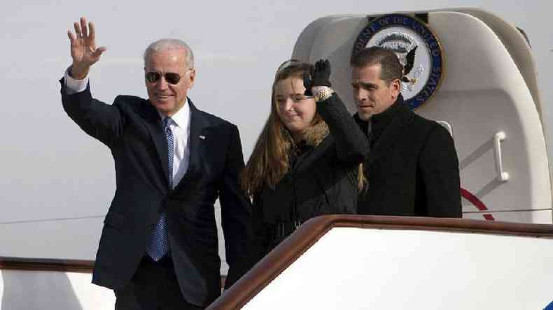 Joe Biden desembarca do Fora Area Dois com sua neta e o filho, Hunter Biden(foto: Getty Images)