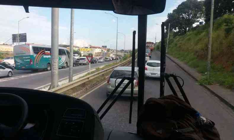 Longos congestionamentos foram registrados no trecho(foto: Divulgao/WhatsApp)