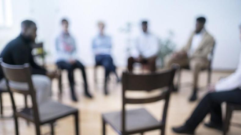 As reações psicogênicas de massa podem ser agudas, que se resolvem mais facilmente, ou crônicas, que podem ter consequências mais sérias(foto: Getty Images) Grupo reunido em foto borrada