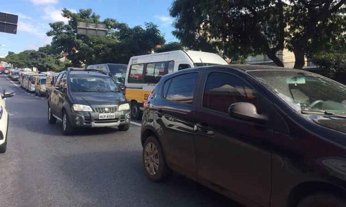 Fila de carros do transporte escolar transformou o trânsito na avenida em um caos (foto: Guilherme Paranaíba/ EM/ D.A Press) Fila de carros do transporte escolar transformou o trânsito na avenida em um caos (foto: Guilherme Paranaíba/ EM/ D.A Press)