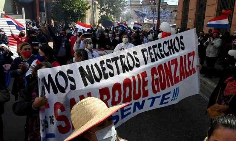 Populao saiu s ruas de Cidade do Leste, na fronteira entre Paraguai, Brasil e Argentina(foto: Norberto Duarte/AFP)