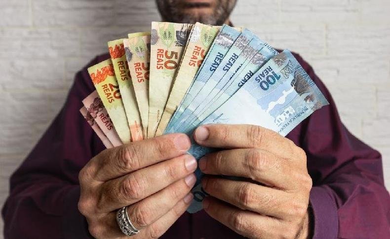 Homem com notas de dinheiro nas m�os