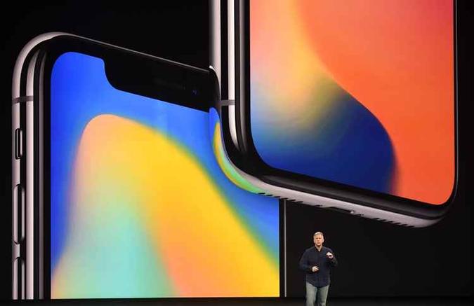 Os três novos telefones oferecerão recarga sem fio usando o padrão global Qi.(foto: JUSTIN SULLIVAN/ AFP) Os três novos telefones oferecerão recarga sem fio usando o padrão global Qi.(foto: JUSTIN SULLIVAN/ AFP)