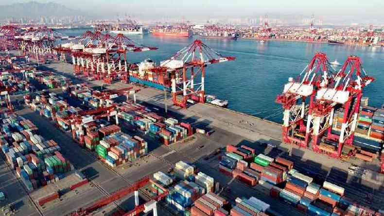 Imagem area de contineres no porto de Qingdao em Shandong, China