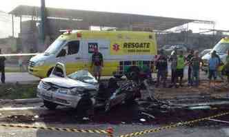 Carro atingido pelo caminho ficou destrudo(foto: Polcia Militar/Divulgao)