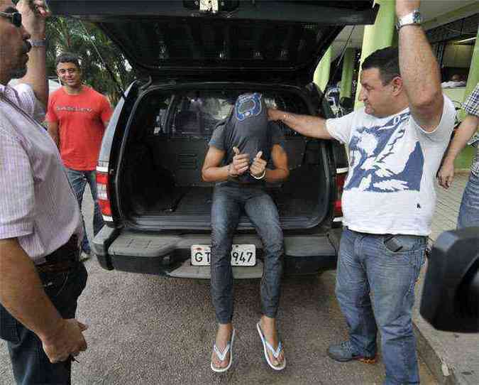 Apontado como homem que tramou o crime, Igor Costa chega algemado (foto: Alexandre Guzanshe/EM/D.A Press)