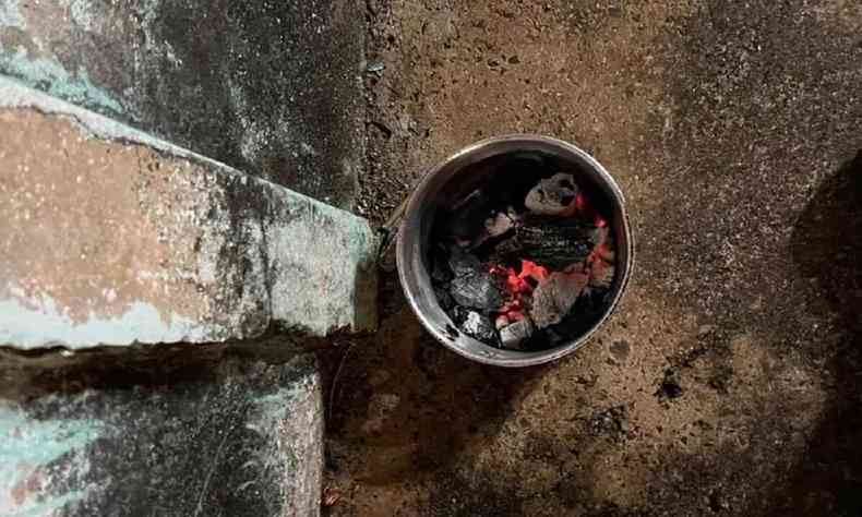 Imagem de panela com carvão