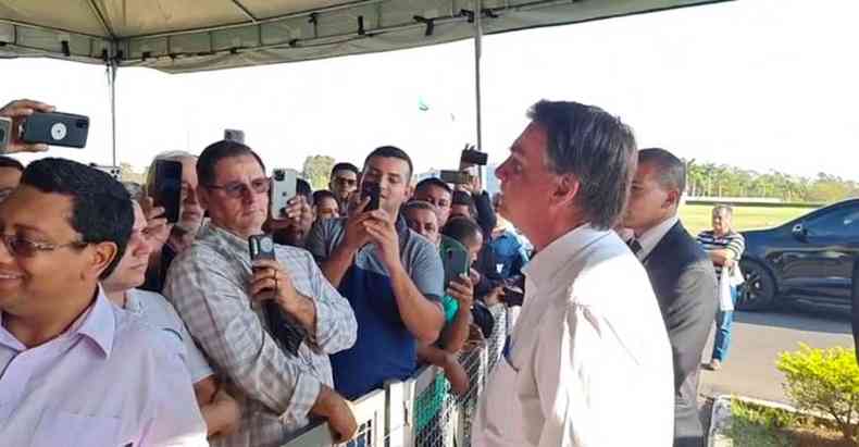 Bolsonaro reuniu apoiadores novamente no Palcio da Alvorada e novamente defendeu armamento da populao(foto: Facebook)