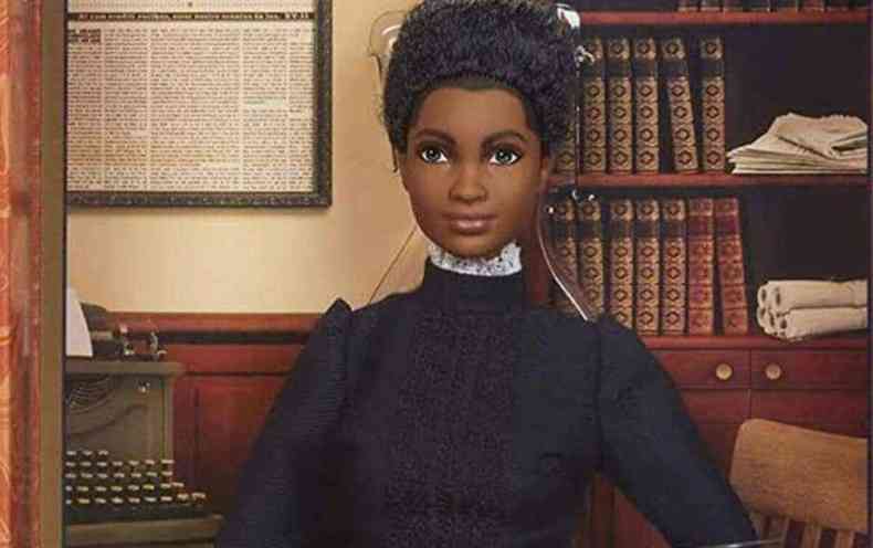 Boneca Barbie B.Wells na biblioteca