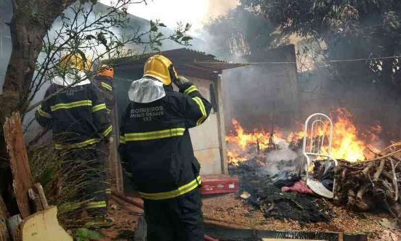 Militares tiveram dificuldade de combater o fogo devido a entulhos (foto: Corpo de Bombeiros/Divulgao)