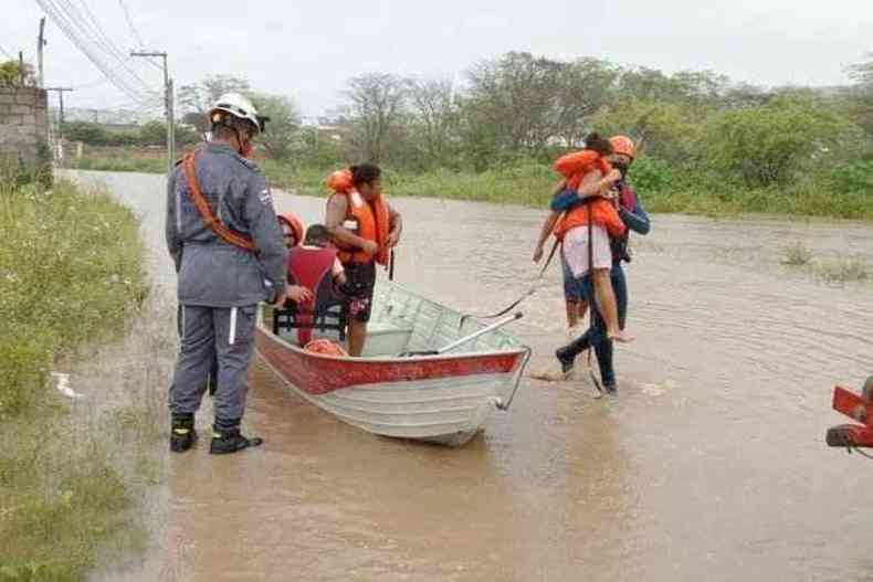 Barcos dos Bombeiros resgata moradores na Bahia