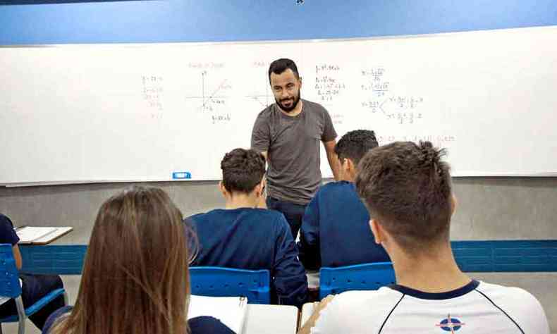Professor Marlon Silva dedica ateno aos alunos com dificuldades(foto: Edsio Ferreira/em/d.a press)
