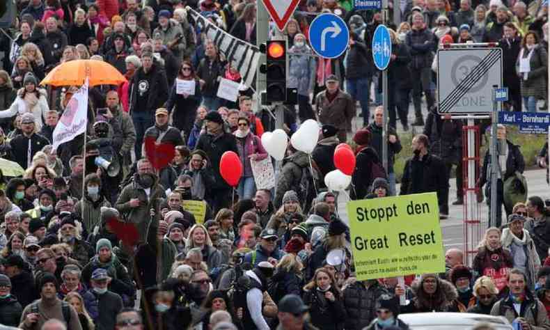 A maior manifestao contra as medidas de restrio neste sbado (20/03) ocorreu na cidade alem de Kassel(foto: ARMANDO BABANI/AFP)