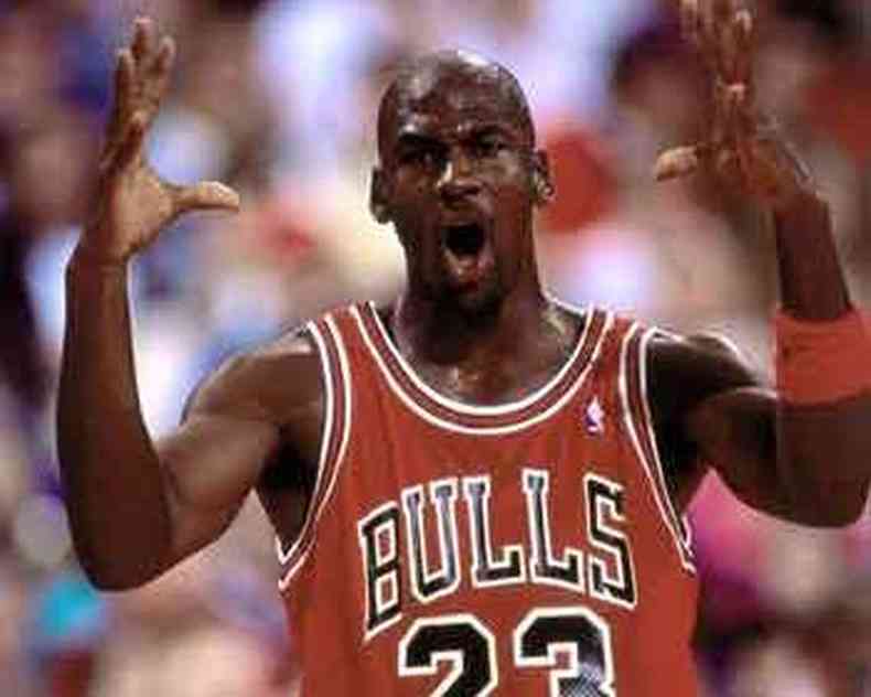 Michael Jordan se notabilizou como um obcecado pela vitria capaz de brigar com jogadores do prprio time em nome desse objetivo. Hoje com 57 anos, ele deu entrevistas para a srie (foto: Netflix/Divulgao)