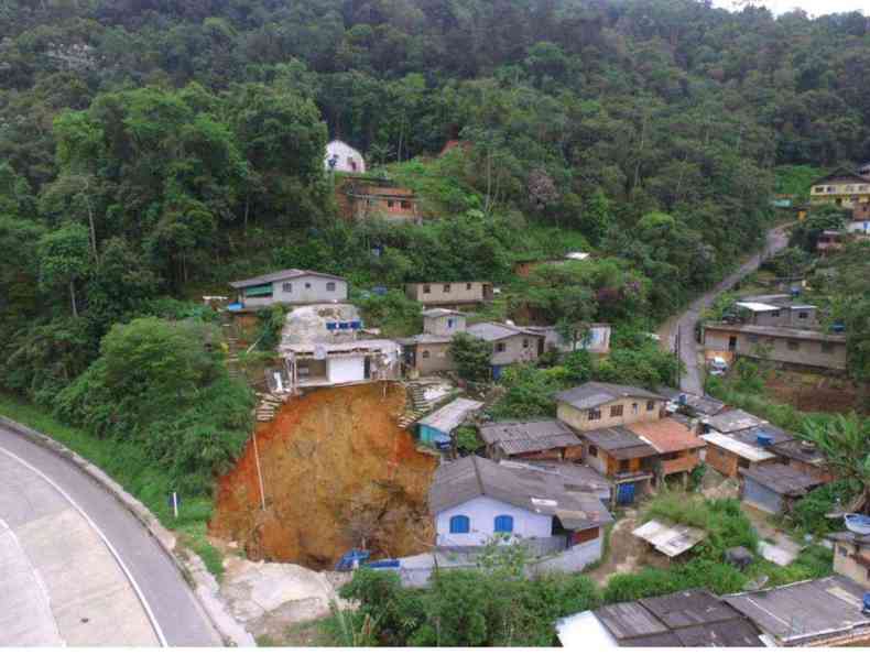 A cratera engoliu uma casa na comunidade de Contorno e outras 50 foram desocupadas(foto: Defesa Civil/Petrpolis)