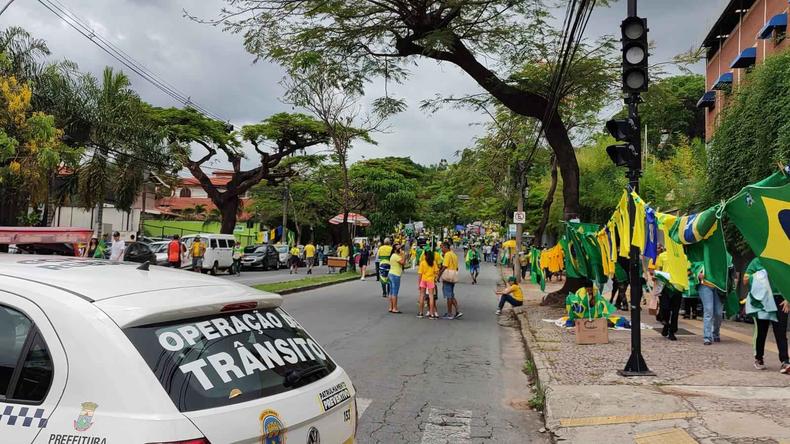 Avenida Raja Gabaglia foi fechada pela Guarda Municipal de BH a partir da rua Josaf Belo