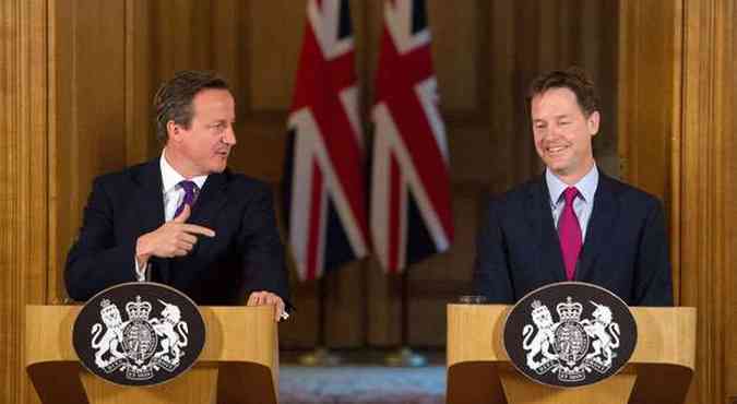 Primeiro ministro David Cameron (esquerda) faz anncio junto ao parlamentar Nick Clegg (foto: REUTERS/Stefan Rousseau/Pool)