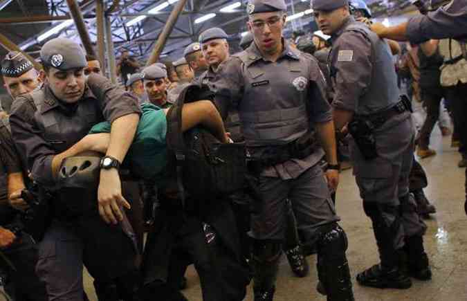 Fotgrafo  imobilizado e detido pela polcia em SP enquanto cobria protesto durante jogo de abertura da Copa(foto: Chico Ferriera/Reuters)