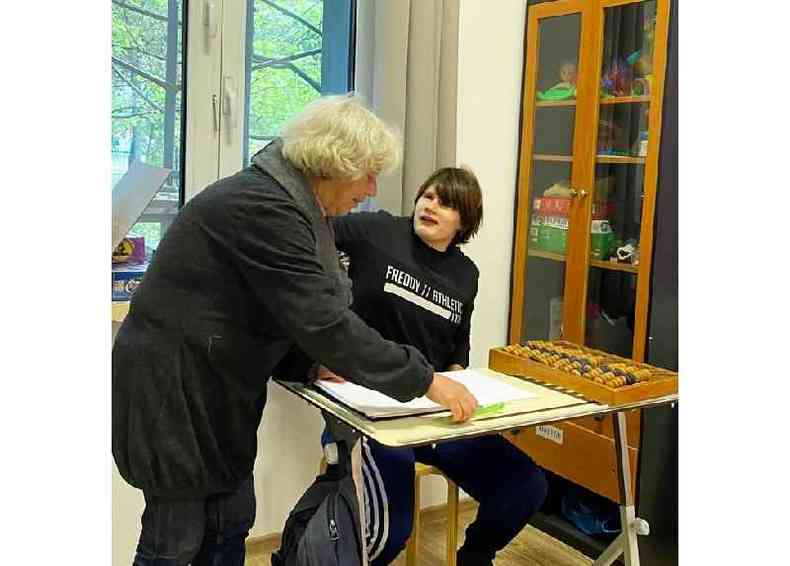 Nina est aprendendo matemtica(foto: Arina Muratova)
