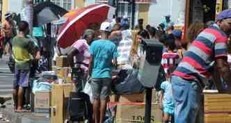 Ambulantes atuam na rua Caets, prximo a shopping popular(foto: Ramon Lisboa/EM/D.A.Press)