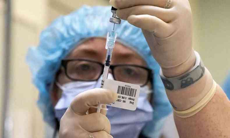 Enfermeira prepara doses da vacina contra Covid em Portland, Oregon, nos Estados Unidos 