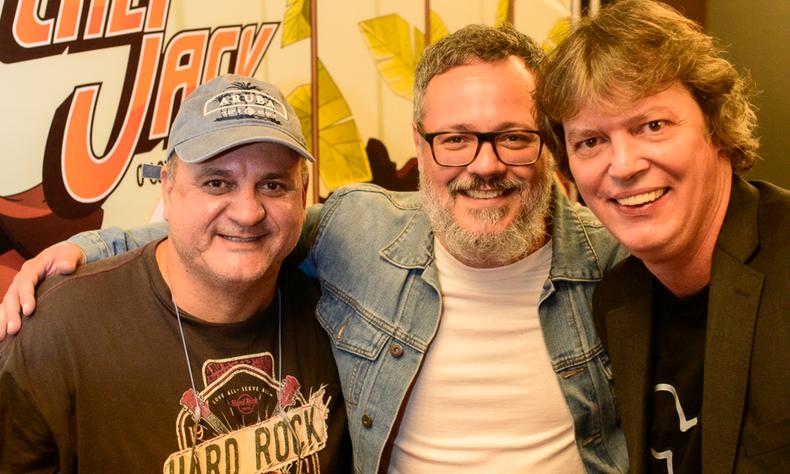 Edson Puiati com o ator Danton Mello, que dublou Jack, e o produtor Luiz Fernando de Alencar(foto: Nereu Júnior/Divulgação ) Chef Edson Puiati, ator Danton Mello e produtor de cinema Luiz Fernando de Alencar sorriem para a câmera