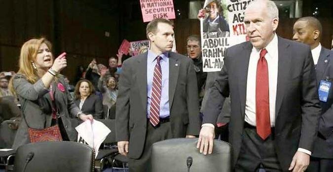 Protesto no Senado contra ex-senador John Brennan. Cartaz o chama de risco para a seguran�a nacional(foto: Jason Reed/Reuters)