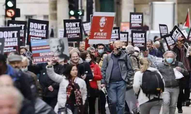 Julian Assange em meio a multido durante protesto