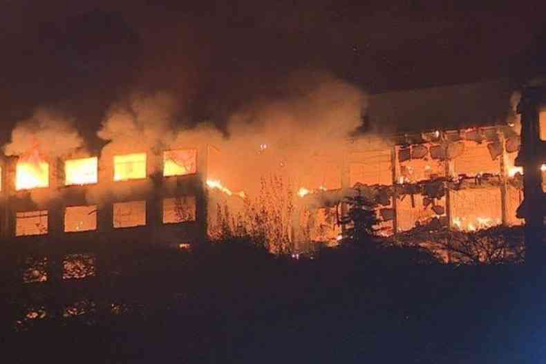 Prdio da secretaria de Segurana Pblica foi destrudo pelo fogo (foto: RBS TV/Reproduo)