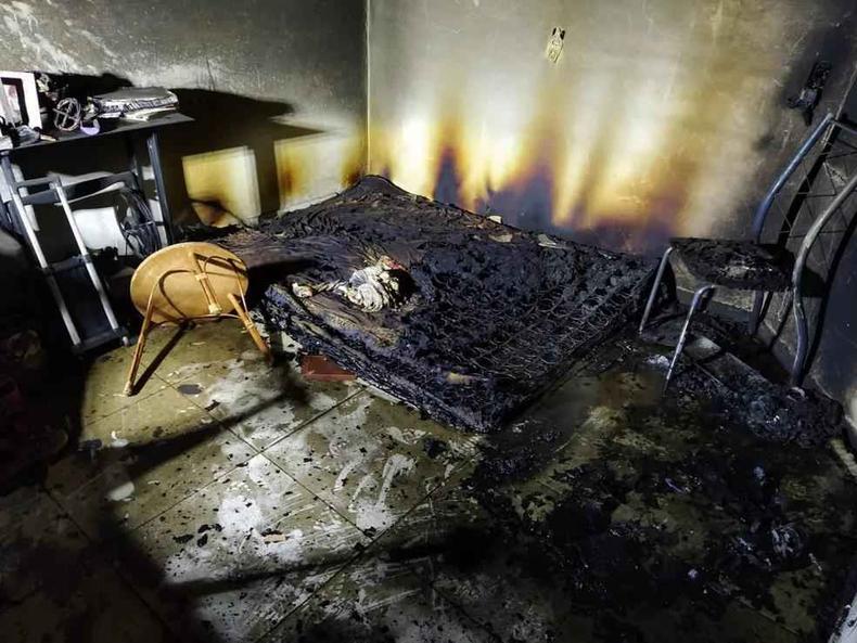 Casa aps incendio, com estrado na cama completamente queimado.