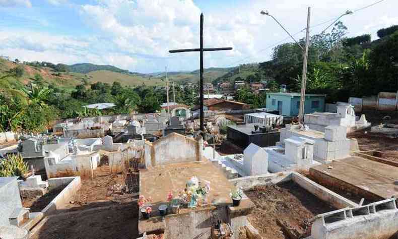 Tmulo onde estaria enterrado o baro de Itarar est mal cuidado (foto: Gladyston Rodrigues/EM/D.A. Press)