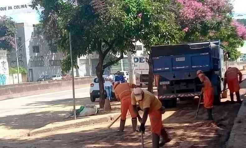 Funcionrios da prefeitura trabalham para limpar as vias 