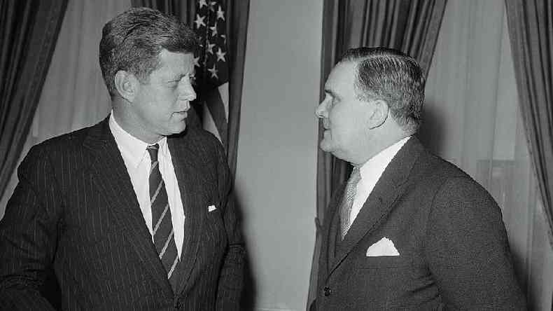 Foto em preto e branco mostra Kennedy e Webb conversando