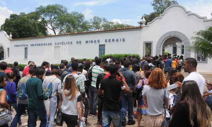 Candidatos chegam para as provas do exame da PUC Minas: neste ano, quem obtiver a isenção e não comparecer não poderá mais requerer o benefício(foto: Marcos Vieira/EM/D.A PRESS) Candidatos chegam para as provas do exame da PUC Minas: neste ano, quem obtiver a isenção e não comparecer não poderá mais requerer o benefício(foto: Marcos Vieira/EM/D.A PRESS)