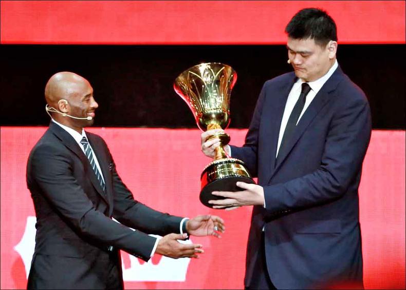Os ex-jogadores Kobe Bryant e Yao Ming apresentam o troféu do Mundial de basquete durante a cerimônia de sorteio dos grupos(foto: AFP) Os ex-jogadores Kobe Bryant e Yao Ming apresentam o troféu do Mundial de basquete durante a cerimônia de sorteio dos grupos(foto: AFP)
