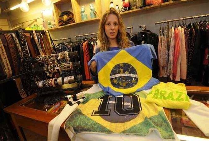 Na loja Mercado, no Bairro Funcion�rios a vendedora Raquel Lima diz que os clientes buscaram s� produtos com alus�o �s cores da Sele�ao(foto: Jair Amaral/EM/D.A. Press)