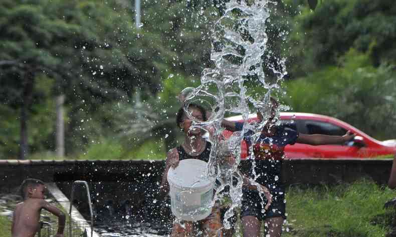 Crianças brincam com a água na Barragem Santa Lúcia
