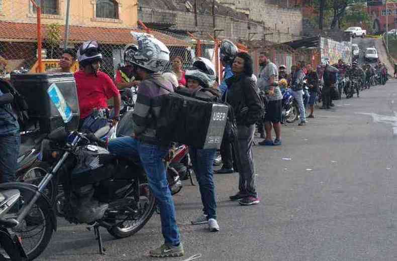 Fila de motociclistas permaneceu mesmo depois que o combustvel acabou(foto: Renan Damasceno/EM/D.A. Press)