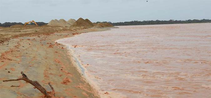 Praias do município de Linhares, onde fica o estuário, já estão tomadas de rejeitos de minério, que tingiram as águas e avançam tanto pela costa quanto para o interior do oceano(foto: Fred Loureiro/Secom-ES) Praias do município de Linhares, onde fica o estuário, já estão tomadas de rejeitos de minério, que tingiram as águas e avançam tanto pela costa quanto para o interior do oceano(foto: Fred Loureiro/Secom-ES)