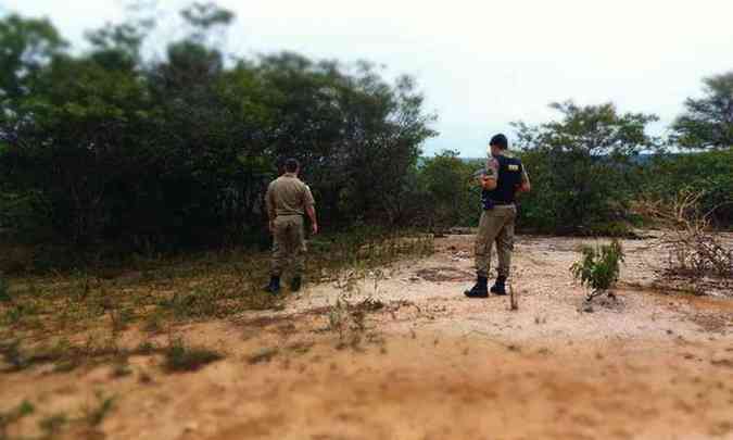 Local onde corpo do jornalista foi encontrado por militares foi visitado ontem por equipe de investigadores(foto: Valseque Bomfim /Lente do Vale/divulgao)