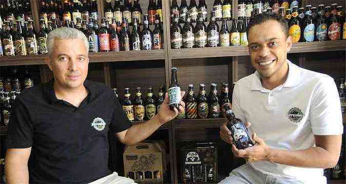 Leonardo Maia e Bruno Pedra acabam de criar o Beer Clube para comercializar cervejas artesanais diferenciadas para todo o Brasil(foto: Jair Amaral/EM/D.A PRESS)