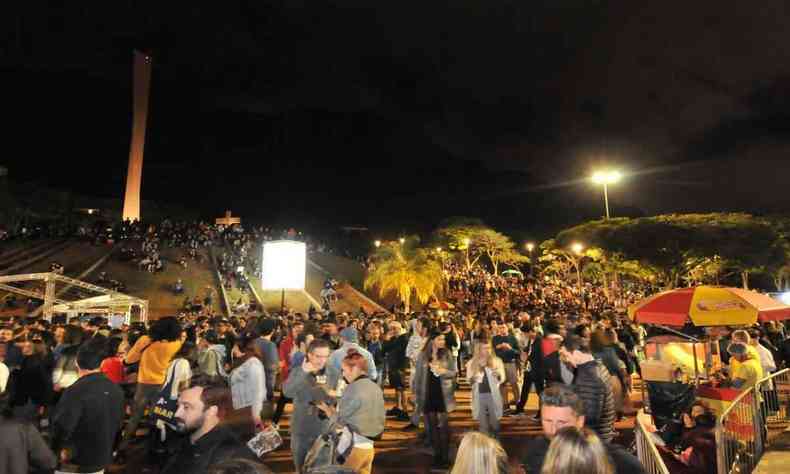 Pessoas de pé na Praça do Papa acompanham o festival I Love Jazz, na noite de domingo