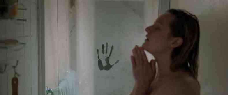 Elisabeth Moss interpreta uma mulher que tem a certeza de ser perseguida por seu parceiro abusivo, mesmo depois da morte dele, em O homem invisvel(foto: Universal Pictures/Divulgao)
