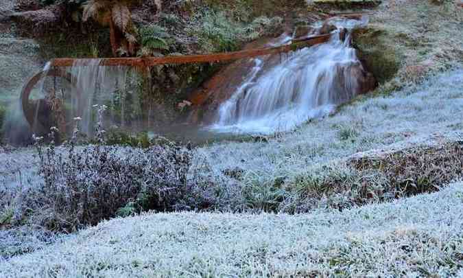 Em Monte Verde, a geada coloriu de branco a paisagem da cidade(foto: Ricardo Cozzo/Divulgao)