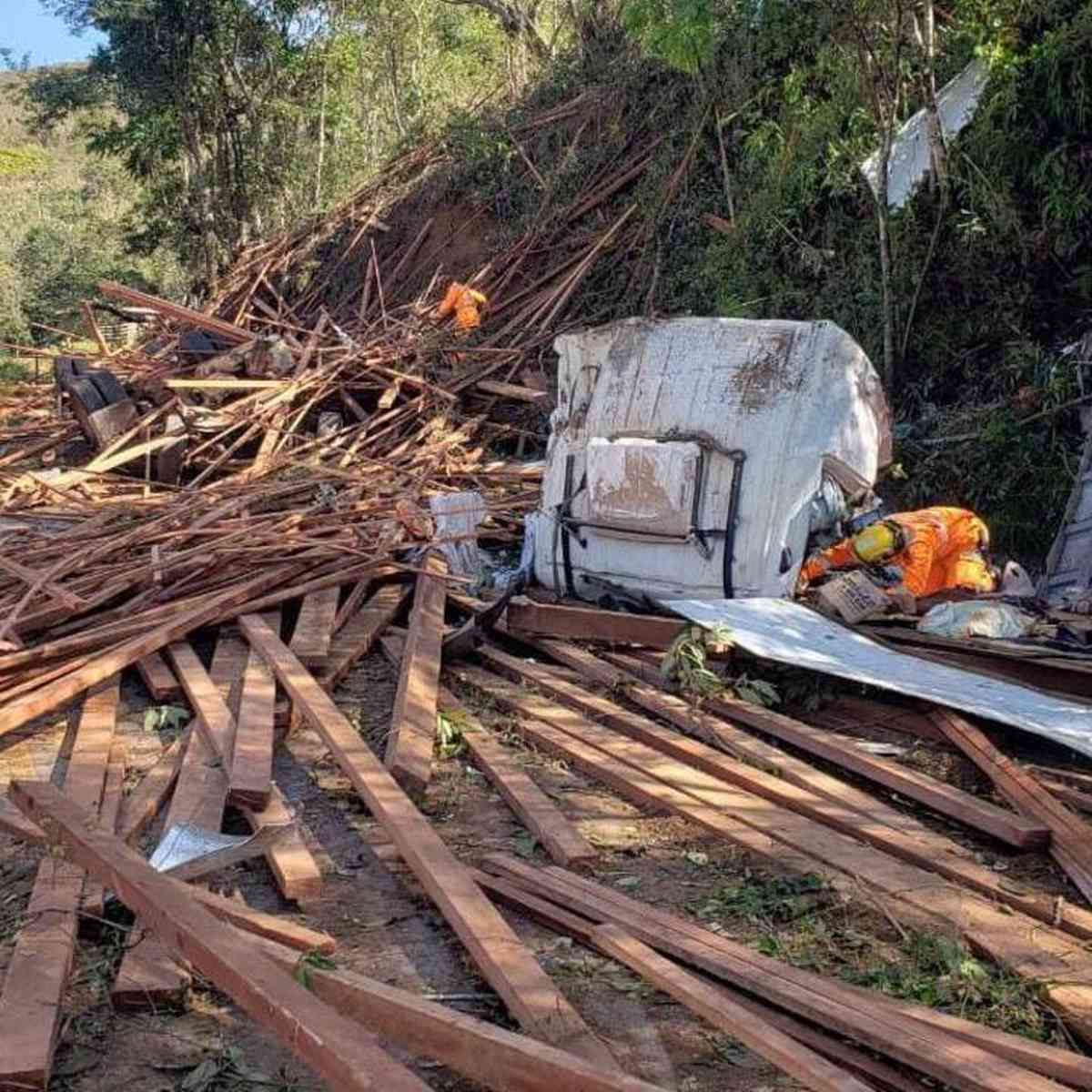 Carreta capota e motorista morre na MG-383, em Conselheiro Lafaiete, na  Região Central, Minas Gerais