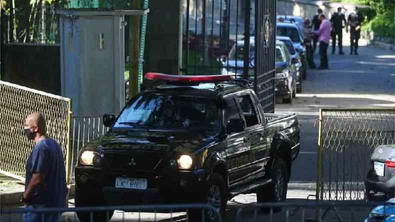 Carro da Polcia Federal deixa a casa do governador do Rio de Janeiro, Wilson Witzel(foto: Reuters)