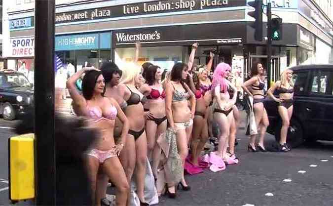 Mulheres desfilam de calcinha e suti para divulgar uma loja de produtos erticos (foto: Reproduo Youtube)